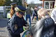 W trosce o bezpieczeństwo pieszych. Strażnicy rozdawali odblaski