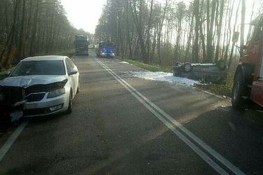 Przyczepka odczepiła się od busa. Kraksa na krajowej "63"