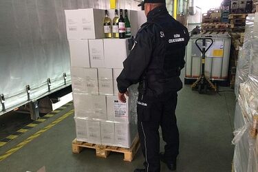 Nielegalne litry wina w litewskiej ciężarówce