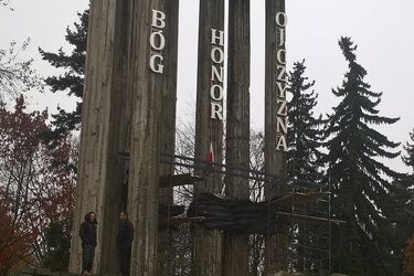 Wieszają "niepodległość" na pomniku