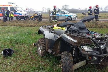 Wypadek w gminie Goniądz. Urwało koło, pasażerka trafiła do szpitala