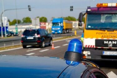 Osobówka zderzyła się z autem ciężarowym. Droga jest zablokowana