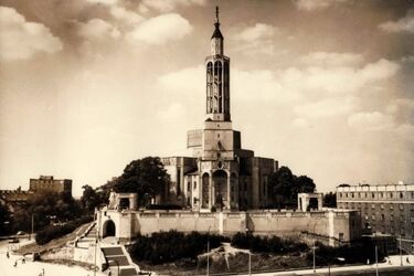 Niezwykły zabytek góruje nad miastem. To jego filmowa historia