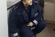 Sam, przestraszony, na nieoświetlonej drodze. Uratowali go przed wyziębieniem