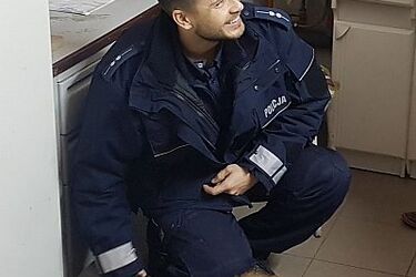 Sam, przestraszony, na nieoświetlonej drodze. Uratowali go przed wyziębieniem