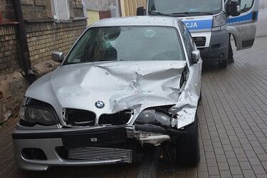 Spowodował kolizję i uciekł. Był kompletnie pijany