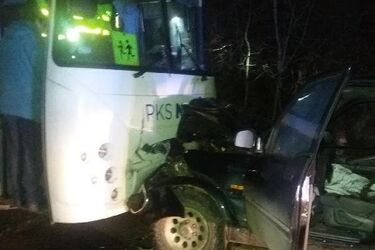 Autobus przewożący dzieci zderzył się z osobówką