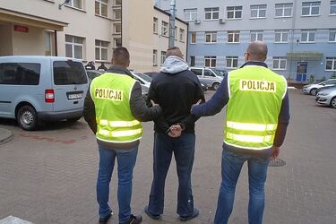 Najpierw okradli autobus, później spożywczak. Usłyszeli zarzuty