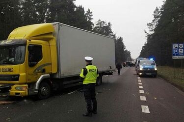 Zderzenie osobówki z ciężarówką. Jeden z kierowców trafił do szpitala