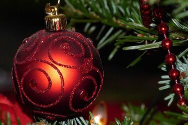 Można wylicytować bombkę Wyszkoni, Hołowni czy Zenka i pomóc chorym dzieciom