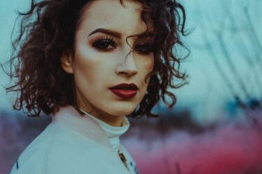 Promuje debiutancki album. Nata'tu w Zmianie Klimatu