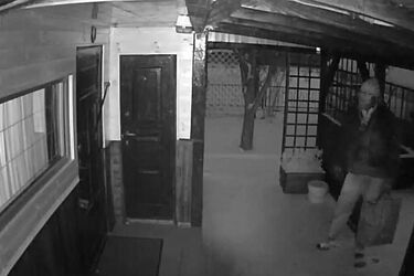Policja szuka sprawcy usiłowania kradzieży. Nagrała go kamera