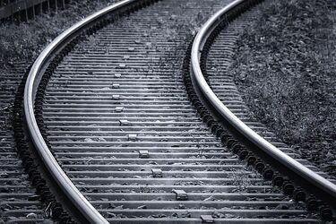 Nieostrożny kierowca uszkodził sieć trakcyjną. Utrudnienia na trasie Warszawa - Białystok