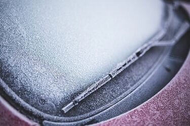 Ul. Wiejska. W wyniku zderzenia kierowcę opla przewieziono na SOR