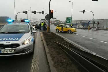 Pas ruchu do Warszawy zablokowany. Jedną osobę przewieziono do szpitala