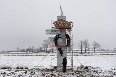 Kolorowy, 8-metrowy żubr zasilany energią słoneczną wita przyjezdnych