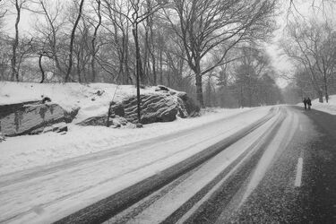 Padał śnieg, było zimno, a 56-latek szedł lekko ubrany i w klapkach