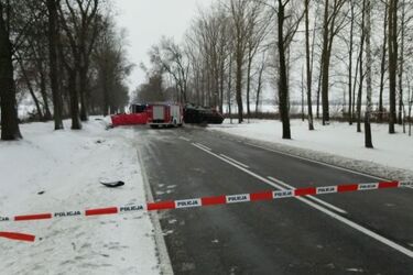 DK 8 - 4 tiry i 2 osobówki zablokowały drogę. DK 19 - jedna osoba nie żyje
