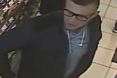 Włamał się do szuflady i zabrał ponad 1000 zł. Szuka go policja