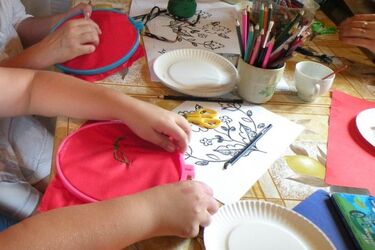 Dzień Babci i Dziadka w skansenie. Makatki, rzeźbienie i chałupa z klocków