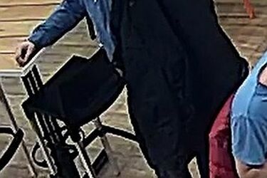 Ukradł z kasy restauracji prawie 2 tys. zł. Szuka go policja 