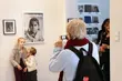 Kiedyś album z fotografiami, teraz Facebook. Dzieci wcielają się w role przodków