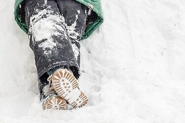 21-latka leżała zmarznięta w zaspie. Jeden telefon uratował życie