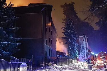 Pożar znanego hotelu. Z ogniem walczyło 19 zastępów straży pożarnej [ZDJĘCIA]