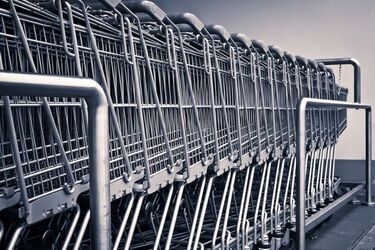 Dwie twarze: Kto pamięta zakupy w niedzielę? [FELIETON]