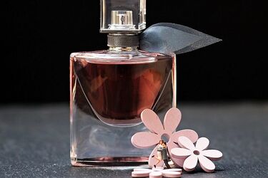 Wpadł seryjny złodziej perfum. Jego łupem padło 14 flakonów