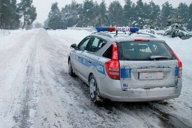 86-latka była narażona na wychłodzenie. Kobiecie pomogli funkcjonariusze