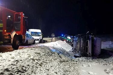 Nie reagowali na sygnały do zatrzymania. Staranowali służbowe auto i funkcjonariusza