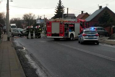 Wypadek przed przejazdem kolejowym. 3 osoby trafiły do szpitala