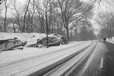 Staruszka nocą błąkała się po ulicy. Miała na sobie tylko piżamę i kapcie