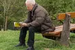 Listonosz coraz rzadziej odwiedza emerytów. Seniorzy bardziej nowocześni