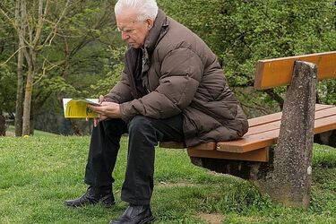 Listonosz coraz rzadziej odwiedza emerytów. Seniorzy bardziej nowocześni