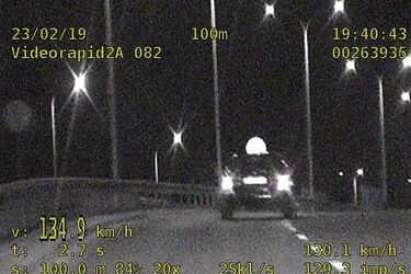 Gnał na podwójnym gazie. Okazało się, że jest poszukiwany