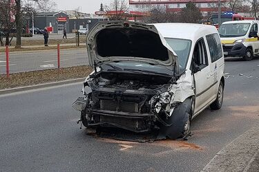 Kierowca zasłabł i zderzył się z innym autem. Wypadek na al. Jana Pawła II