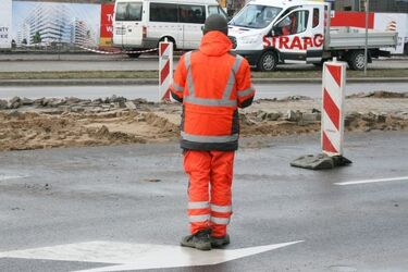 Drogowcy pojawili się na ruchliwej ulicy. Uwaga – trzeba się liczyć z korkami
