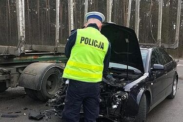 Zderzenie dwóch osobówek i ciężarówki