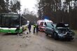 Zderzenie czołowe autobusu BKM i hondy. Droga jest zablokowana