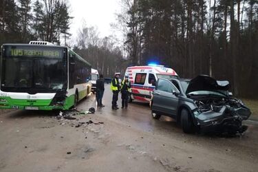 Zderzenie czołowe autobusu BKM i hondy. Droga jest zablokowana