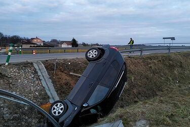 Wypadek z udziałem dwóch osobówek. 3 osoby trafiły do szpitala