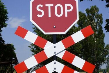 400 przejazdów kolejowych z dodatkowym oznakowaniem