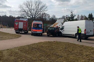 Zderzenie dwóch pojazdów na krajowej "szesnastce"