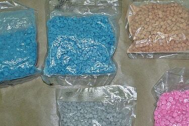 Przewozili w aucie tysiące tabletek ecstasy. Usłyszeli zarzuty