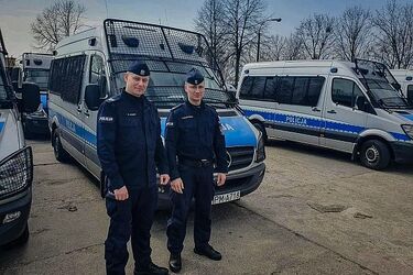 Uciekając przed policją, wypchnął pasażerów z autobusu