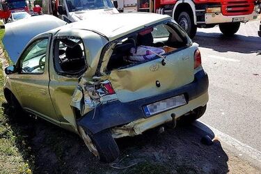 Dostawczak wjechał w osobówkę. Droga zablokowana