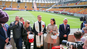 Wiele osób przyszło na Rynek Kościuszki i stadion miejski, by poświęcić pokarmy [ZDJĘCIA]