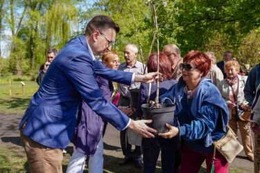 Pierwszy sad edukacyjny w Białymstoku otwarty. 1000 drzewek dla mieszkańców